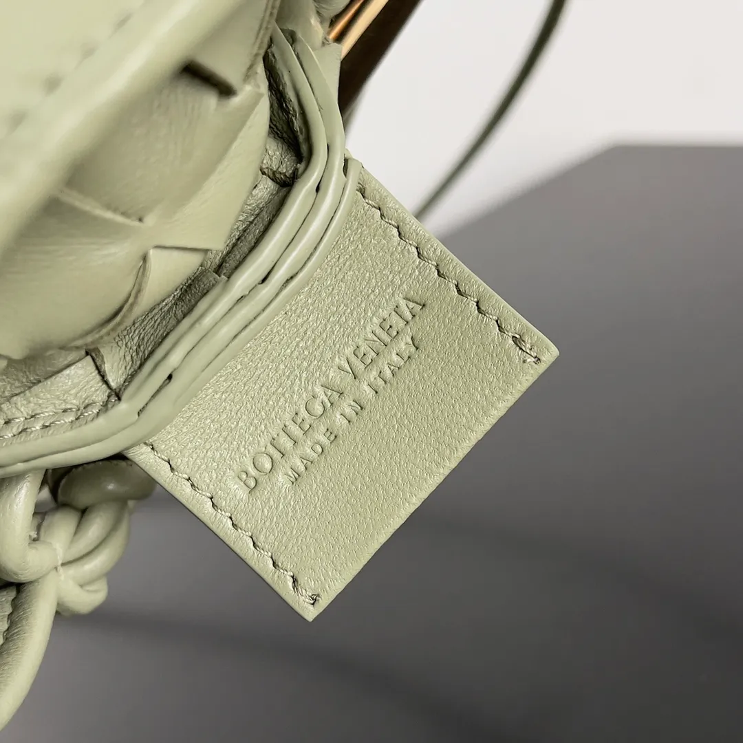Batch of 1260 BV Mini Sardine is coming‼ ️Super high-end, stainless steel hardware + 24k real gold plating process, fish scales (concave and convex positions) are the finishing touch, the sardine bag that can be carried cross-body is completely beautiful to the heart. The metal element handle and the weaving are perfectly combined to completely integrate the artistic sense and elegance and fashion. It is really like a work of art🏺The large size is elegant, the small size is exquisite and cute, a must-have item for fashionistas, and the details are perfectly reproduced. Style number: 744267 Size 20*12*2.5